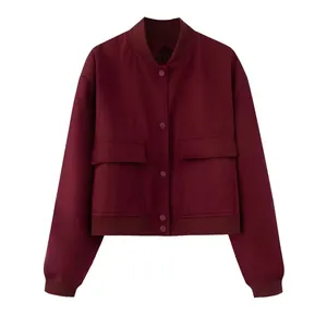 Λεπτομέρεια μπορντό γυναικείου μπουφάν bomber με μεγάλες τσέπες και πλεκτή ύφανση.