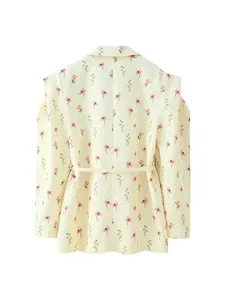 Vue arrière détaillée d'un blazer à fleurs crème avec épaules larges et ceinture