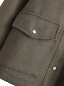 Dettaglio ravvicinato della tasca e della trama della giacca a camicia in tweed oliva