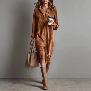 Elegante vestido camisero de pana marrón de manga larga con solapas y bolsillos