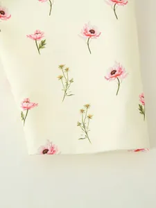 Détail de la manche à imprimé fleuri sur un blazer de mode décontracté pour femmes