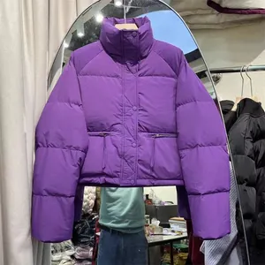 Detailansicht einer leuchtend lila kurzen Pufferjacke mit einem hohen Stehkragen