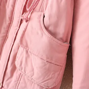 Detailaufnahme eines rosa Steppmantels mit einer großen Tasche und Kordelzug-Detail.