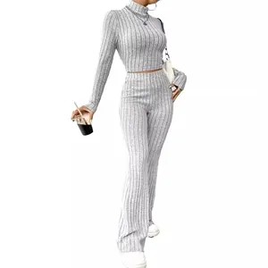 Set due pezzi grigio a coste con crop top a maniche lunghe e pantaloni a zampa a vita alta.