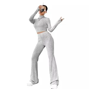 Set da donna in maglia a costine grigie con crop top a maniche lunghe e pantaloni a zampa