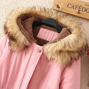 Detailaufnahme eines rosa Wintermantels mit großem Kunstfellkragen und Fleecefutter
