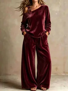 Modisches burgunderrotes Samt-Zweiteiler-Set mit One-Shoulder-Top und weit geschnittener Hose