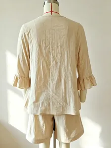 Achteraanzicht van een beige ademende linnen tweedelige casual set met ruchesmouwen