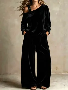 Elegantes Set aus schwarzem Samt mit schulterfreiem Oberteil und Schnallendetail.