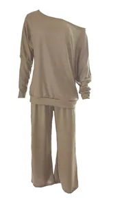 Completo in maglia a due pezzi con top a pipistrello e pantaloni a gamba larga