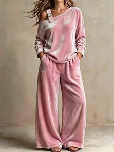 Detailansicht eines rosa Samt-Zweiteilers für Damen mit One-Shoulder-Schnallendesign