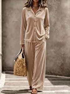 Detailansicht des eleganten champagnerfarbenen Samt-Loungewear-Sets mit Knopfhemd