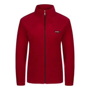 Detailweergave van een rood fleecejack voor dames met lange mouwen en een opstaande kraag.