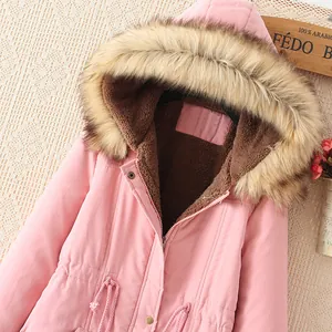 Detailansicht des rosa Parkas mit flauschigem Kunstfellkragen und Fleecefutter