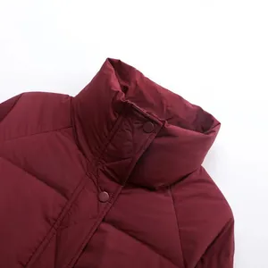 Detailansicht der weinroten Winterstiefeljacke mit Stehkragen und Druckknöpfen