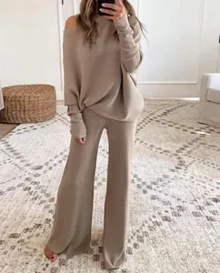 Completo due pezzi in maglia a coste beige con top a pipistrello e pantaloni larghi