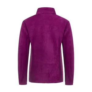 Detail achteraanzicht van een warme paarse fleece jas met opstaande kraag voor dames