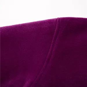 Macro detail van de zachte paarse polaire fleece stoftextuur en de naadafwerking