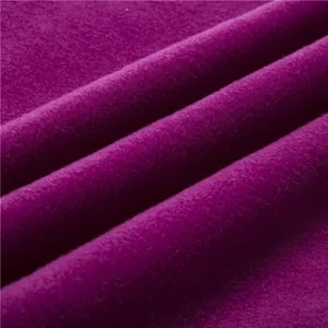 Macrodetail van zachte paarse polar fleece stof die warmte en dikte laat zien