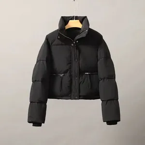 Elegante schwarze kurze Damen Winter Pufferjacke mit Stehkragen und warmer Steppung