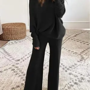 Elegante completo due pezzi in maglia nera con maniche a pipistrello e pantaloni larghi