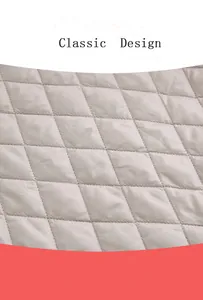 Macroweergave van de ruitvormige gewatteerde stof van een beige winterjas