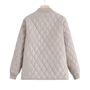 Achteraanzicht van beige oversized gewatteerd bomberjack met ruitjespatroon