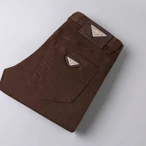 Jean de luxe marron pour homme style business casual avec plaque logo triangle