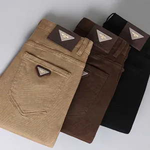 Jean slim tendance pour hommes en kaki, marron et noir avec style sophistiqué logo.