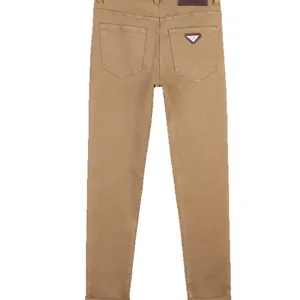 Jean slim pour homme kaki élégant avec logo triangulaire sur la poche arrière chic