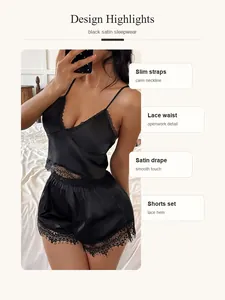 Detailweergave van zwarte satijnen nachtkleding set met kanten taille en smalle bandjes