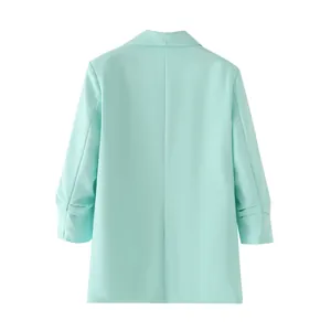Achteraanzicht van een mintgroene getailleerde blazer met geplooide mouwen