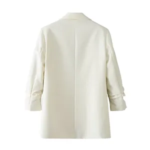 Gedetailleerd achteraanzicht van een crèmewitte blazer met geplooide mouwen voor dames