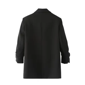 Achteraanzicht van een klassieke zwarte blazer met elegant geplooid mouwontwerp
