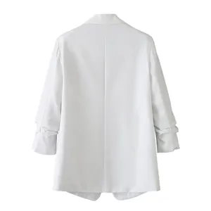 Achteraanzicht van een chique witte damesblazer met modieuze gerimpelde mouwen en slim fit