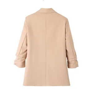 Achteraanzicht van een beige blazer met stijlvolle geplooide mouwdetails