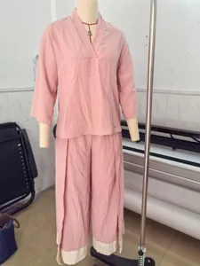Conjunto de dos piezas de algodón y lino rosa con cuello en V y pantalón ancho