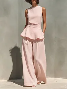 Elegante set rosa pallido con top peplo senza maniche e pantaloni a gamba larga