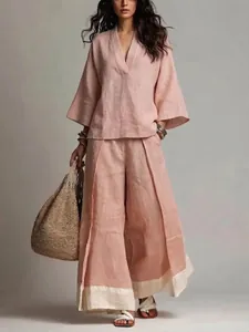 Detalle del conjunto de camisa de lino rosa con cuello en V y pantalón ancho