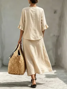 Vue arrière d'un ensemble en lin beige pour femme avec haut à volants et jupe longue