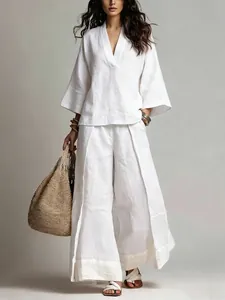 Conjunto de camisa de lino con cuello en V y pantalones anchos para mujer blanco.