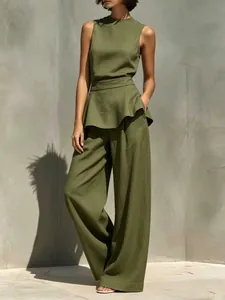 Completo minimalista verde oliva con top peplo senza maniche e pantaloni larghi