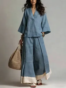 Conjunto bohemio de lino azul con top con cuello en V y pantalones anchos con dobladillo crema.