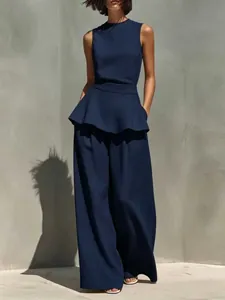 Completo minimalista blu navy con top a baschina senza maniche e pantaloni larghi in lino