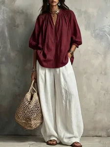 Λεπτομερής εμφάνιση του boho στυλ μπορντό τοπ και του λευκού φαρδιού παντελονιού