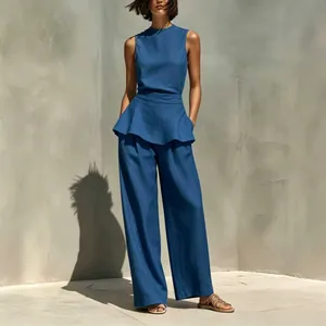Elegante completo due pezzi blu in cotone e lino con top a baschina e pantaloni larghi