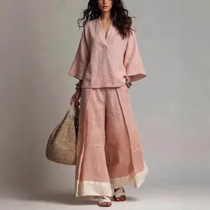 Elegante conjunto de lino rosa polvoriento con camisa de cuello en V y pantalón de pernera ancha