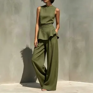 Elegante set in cotone e lino verde oliva con top a baschina e pantaloni a gamba larga