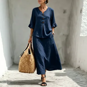 Élégant ensemble deux pièces bleu marine pour femme avec haut col en V et jupe longue