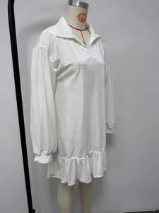 Detailansicht weißes Samtkleid im französischen Stil mit Laternenärmeln und Rüschen